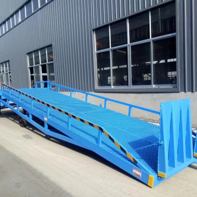Mobile boarding bridge ramp for forklift truck loading